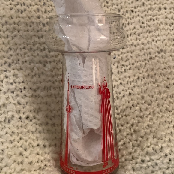 4 vintage CN Tower collector glasses, 6.5 inches high. - Picture 7 of 9
